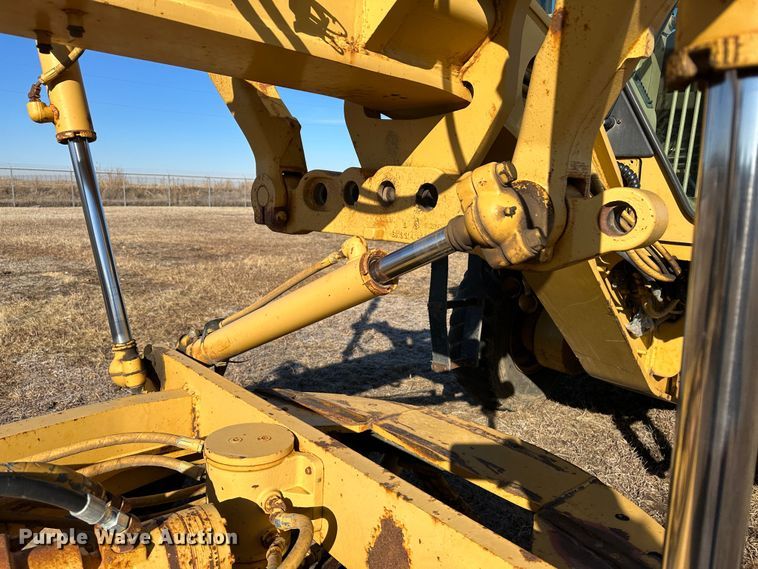 image for item LT9333 1997 Caterpillar 140H  motor grader