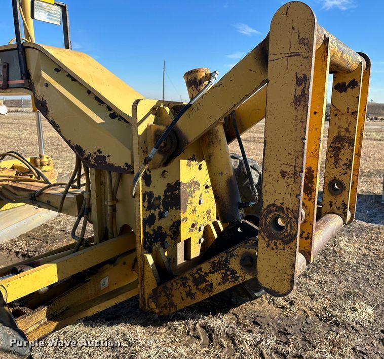 image for item LT9333 1997 Caterpillar 140H  motor grader