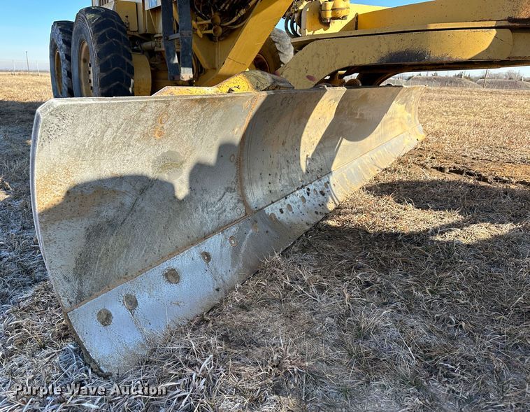 image for item LT9333 1997 Caterpillar 140H  motor grader