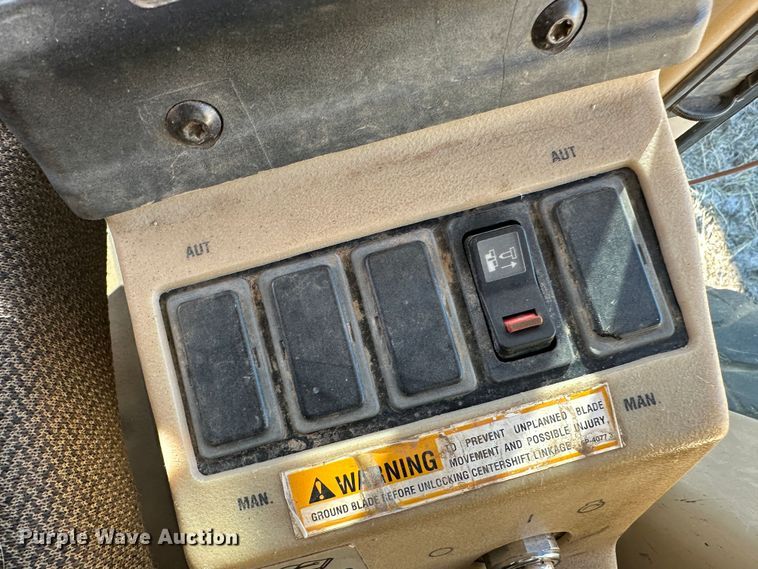 image for item LT9333 1997 Caterpillar 140H  motor grader