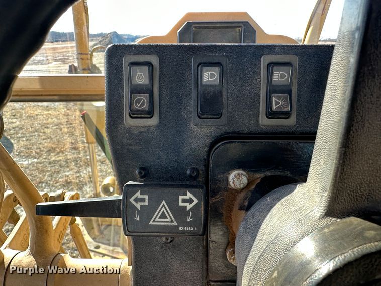 image for item LT9333 1997 Caterpillar 140H  motor grader