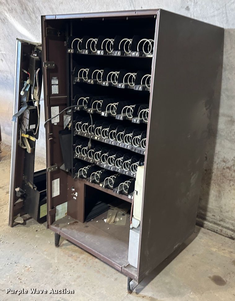 image for item LT9335 Snacktron  vending machine