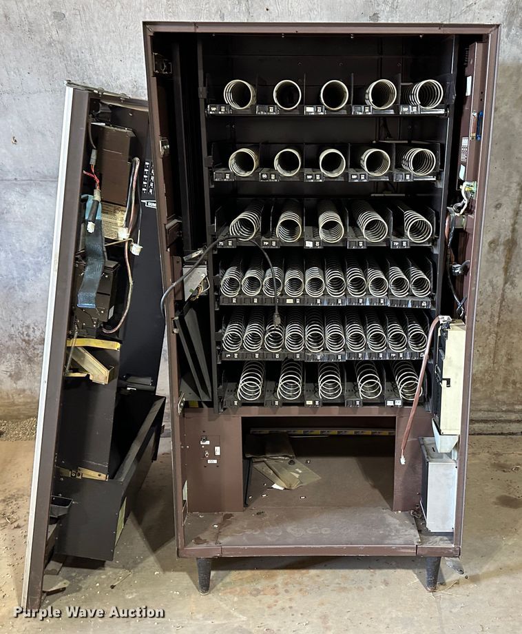 image for item LT9335 Snacktron  vending machine