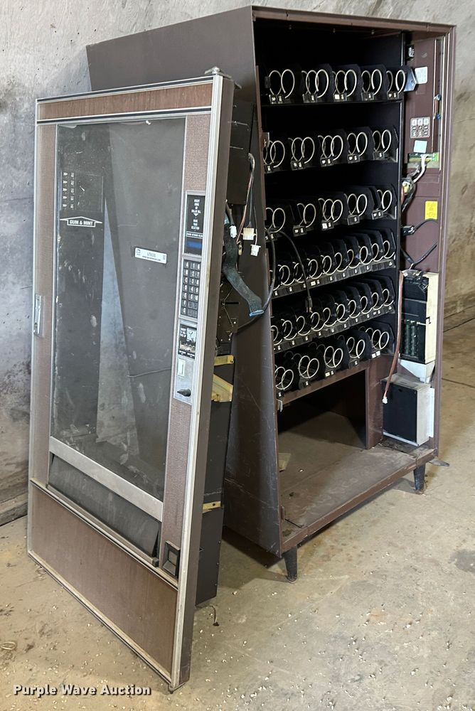 image for item LT9335 Snacktron  vending machine