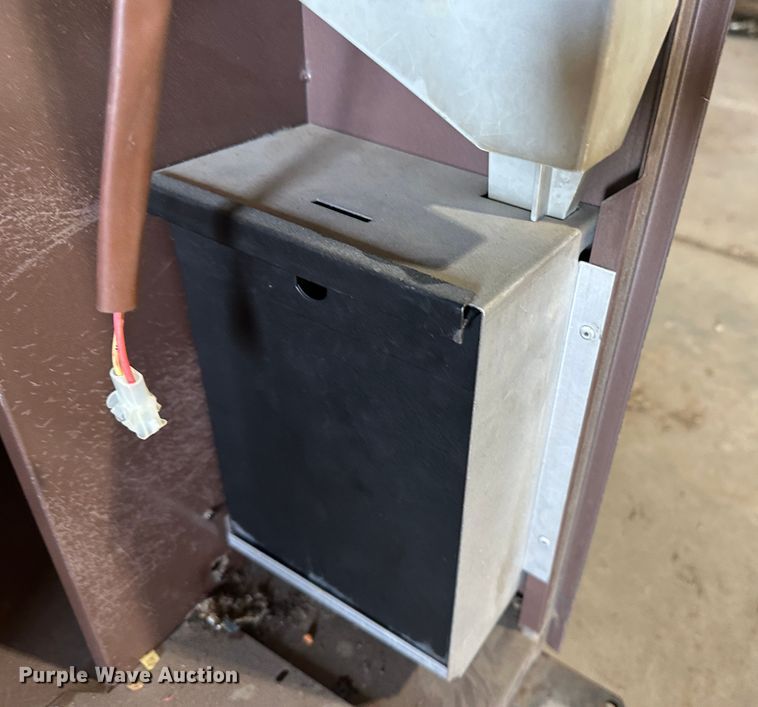 image for item LT9335 Snacktron  vending machine