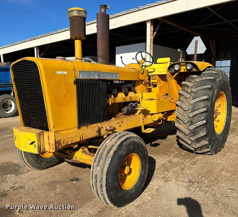 image for item LT9339 John Deere 700A  tractor