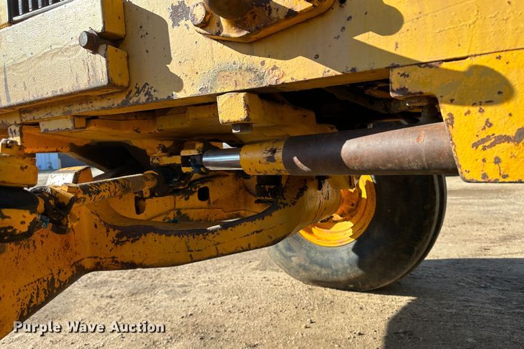 image for item LT9339 John Deere 700A  tractor