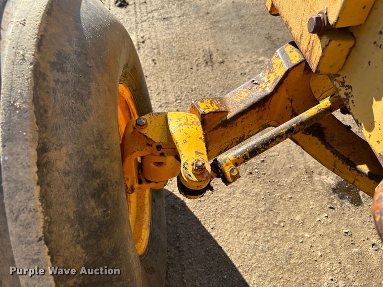 image for item LT9339 John Deere 700A  tractor