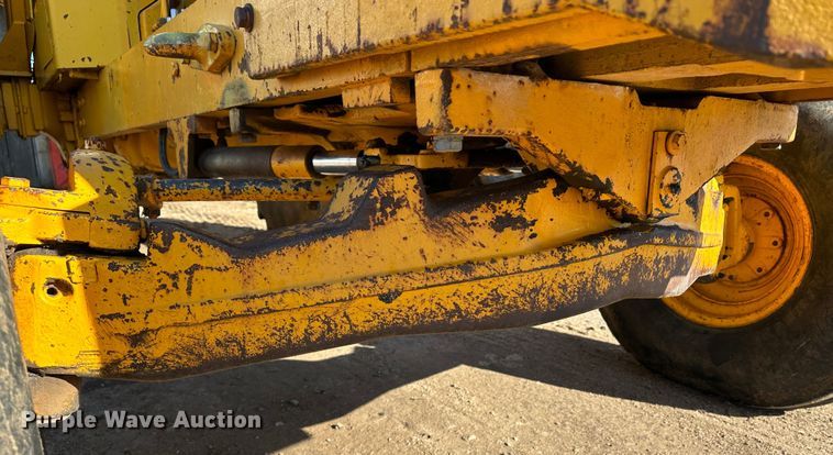 image for item LT9339 John Deere 700A  tractor