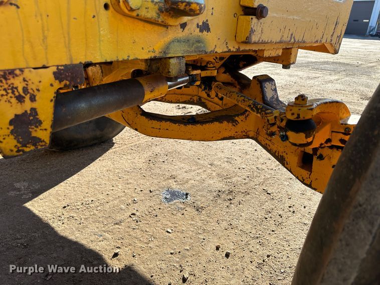 image for item LT9339 John Deere 700A  tractor