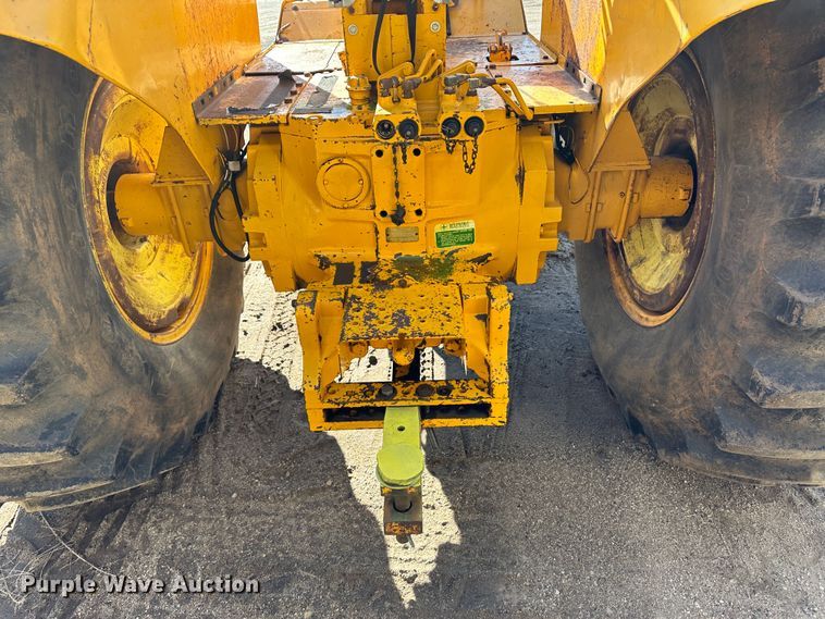 image for item LT9339 John Deere 700A  tractor