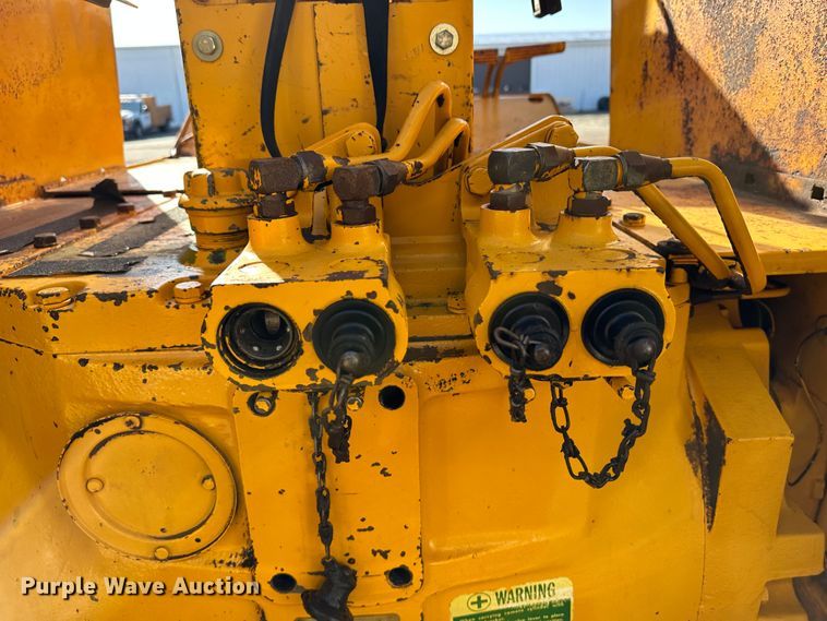 image for item LT9339 John Deere 700A  tractor