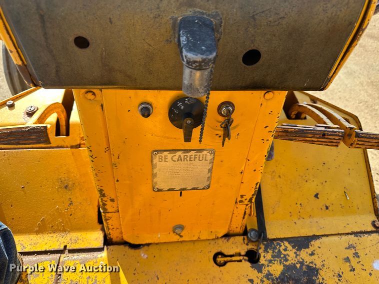 image for item LT9339 John Deere 700A  tractor