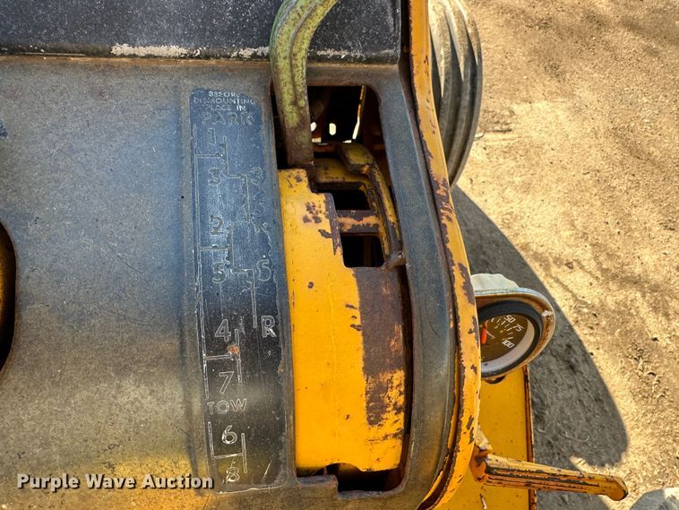 image for item LT9339 John Deere 700A  tractor