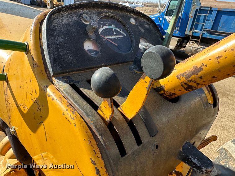 image for item LT9339 John Deere 700A  tractor