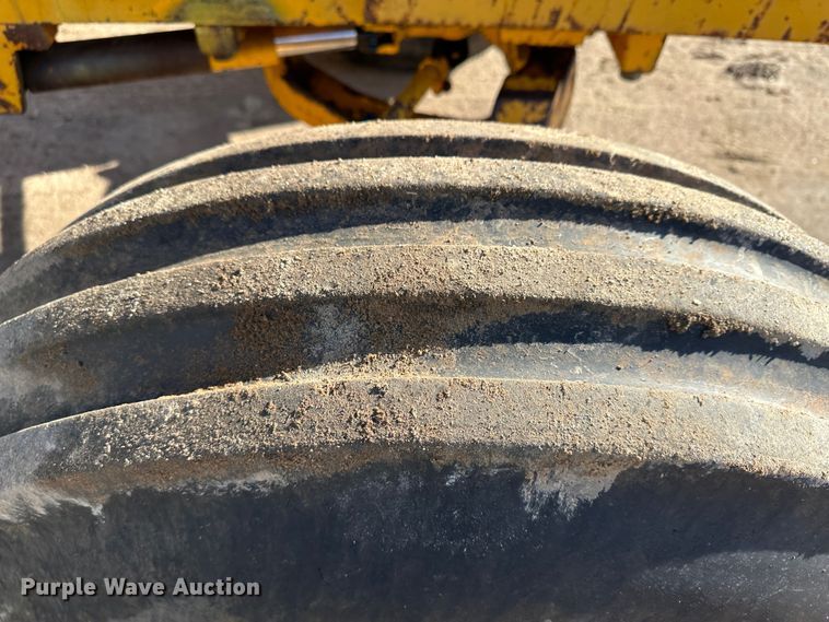 image for item LT9339 John Deere 700A  tractor