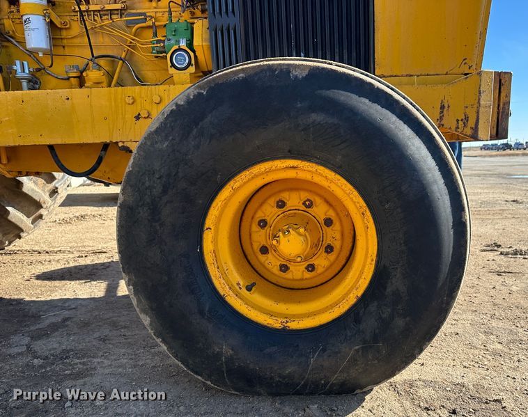 image for item LT9339 John Deere 700A  tractor