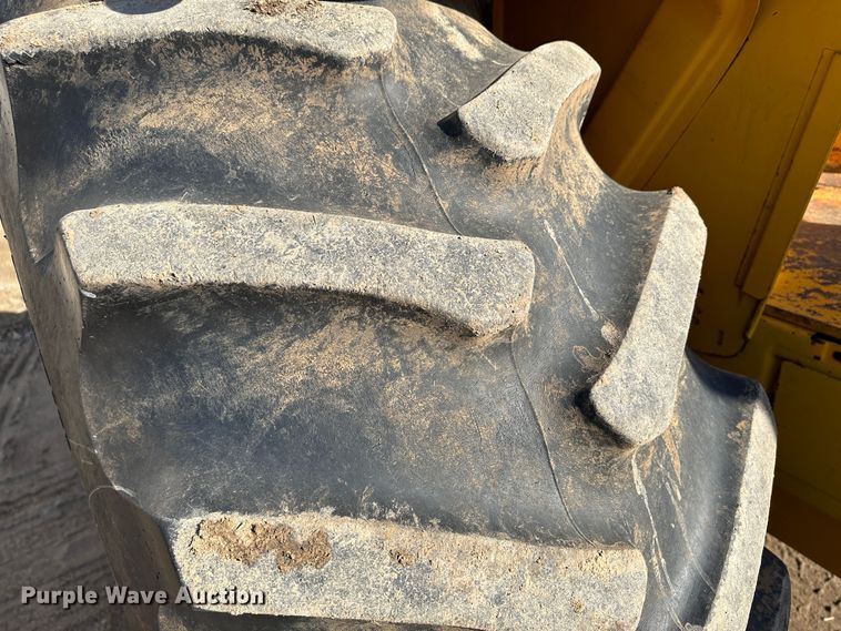 image for item LT9339 John Deere 700A  tractor