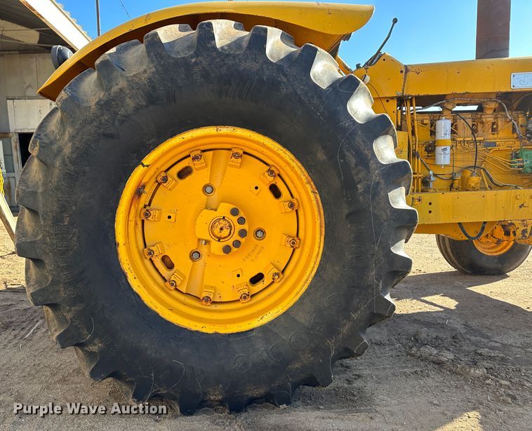 image for item LT9339 John Deere 700A  tractor