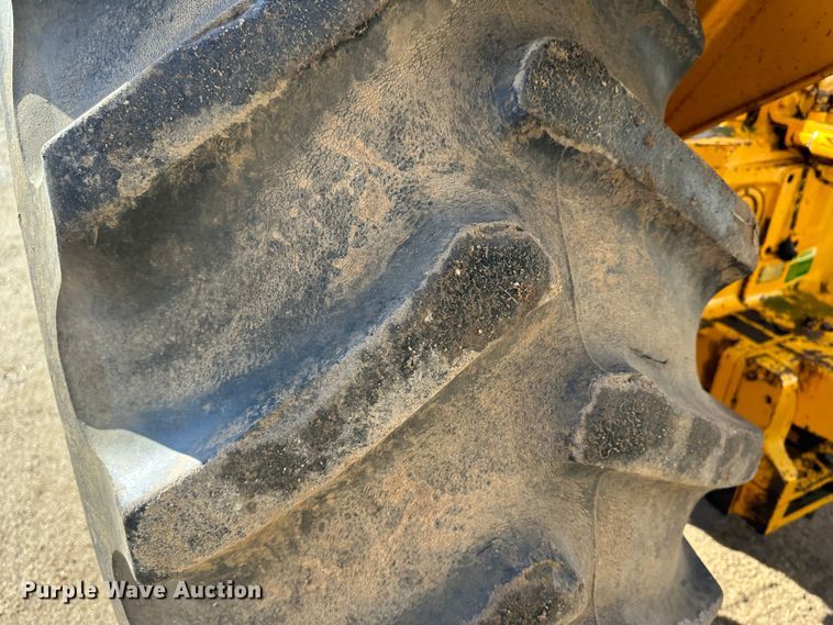 image for item LT9339 John Deere 700A  tractor