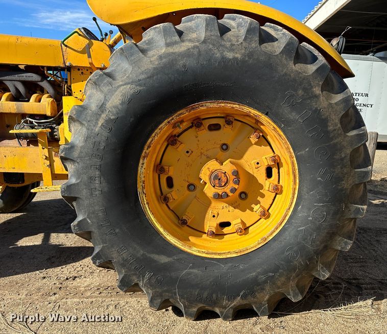 image for item LT9339 John Deere 700A  tractor