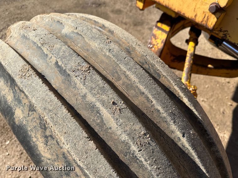 image for item LT9339 John Deere 700A  tractor