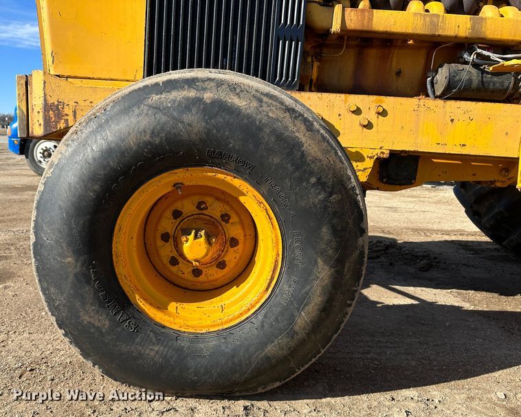 image for item LT9339 John Deere 700A  tractor