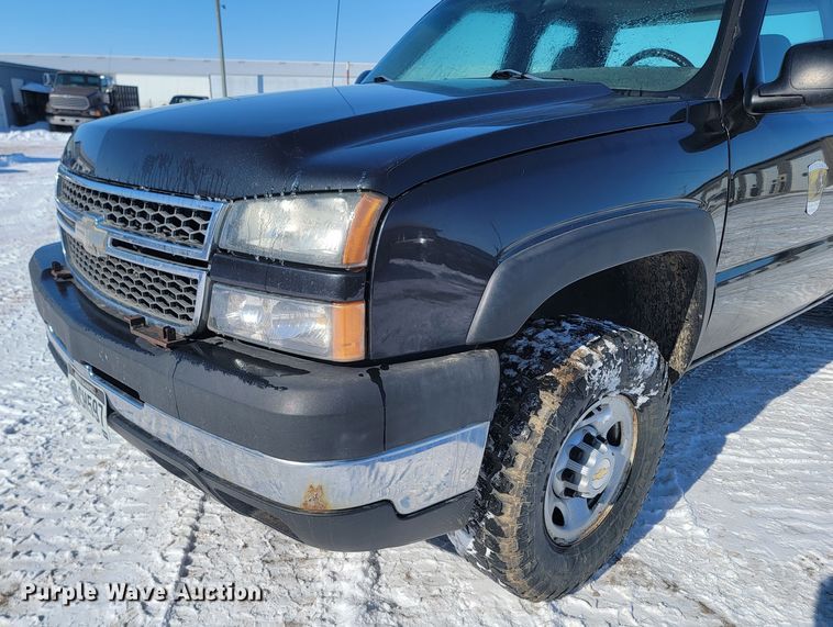 image for item LV9333 2005  Chevrolet Silverado 2500  Ext. Cab pickup truck