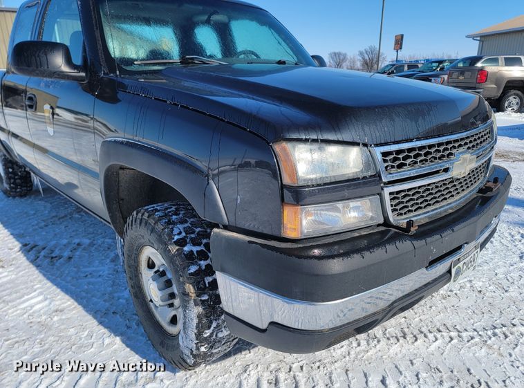 image for item LV9333 2005  Chevrolet Silverado 2500  Ext. Cab pickup truck