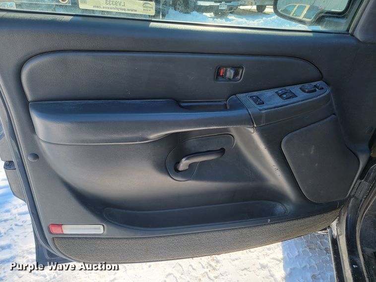 image for item LV9333 2005  Chevrolet Silverado 2500  Ext. Cab pickup truck