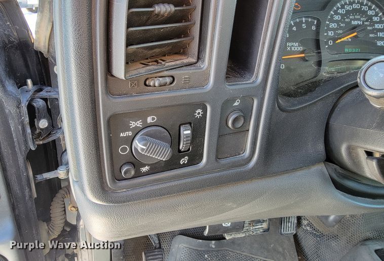 image for item LV9333 2005  Chevrolet Silverado 2500  Ext. Cab pickup truck