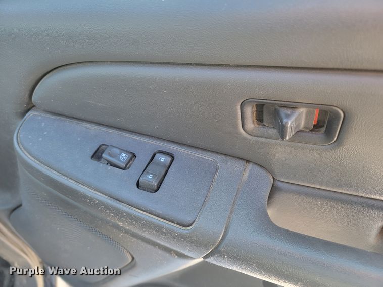 image for item LV9333 2005  Chevrolet Silverado 2500  Ext. Cab pickup truck