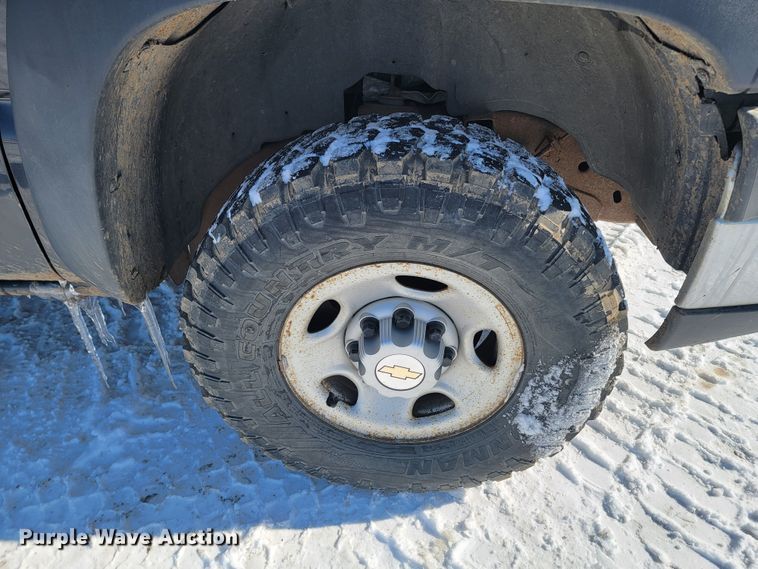 image for item LV9333 2005  Chevrolet Silverado 2500  Ext. Cab pickup truck