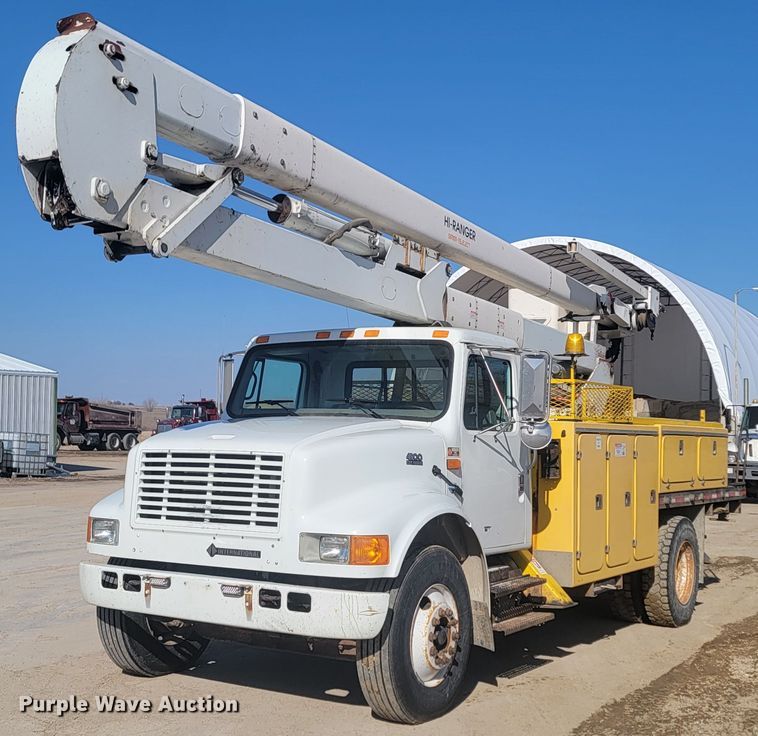 image for item LV9357 1997 International 4900  bucket truck