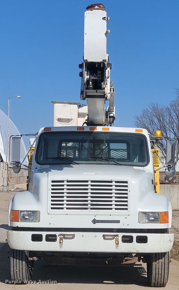 image for item LV9357 1997 International 4900  bucket truck