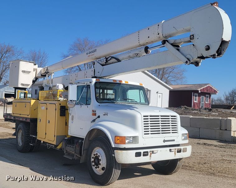 image for item LV9357 1997 International 4900  bucket truck