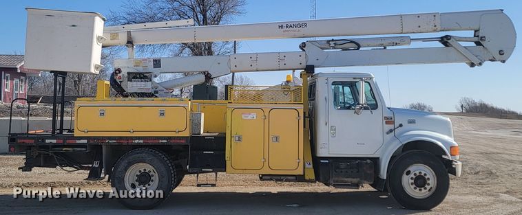 image for item LV9357 1997 International 4900  bucket truck