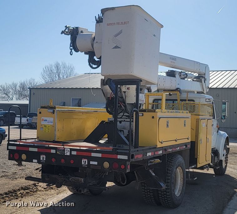 image for item LV9357 1997 International 4900  bucket truck