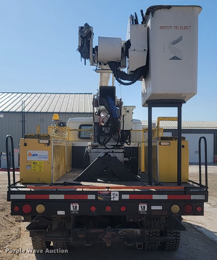 image for item LV9357 1997 International 4900  bucket truck