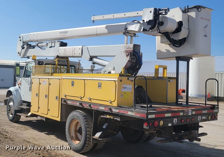 image for item LV9357 1997 International 4900  bucket truck