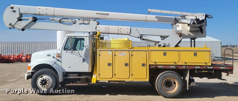 image for item LV9357 1997 International 4900  bucket truck