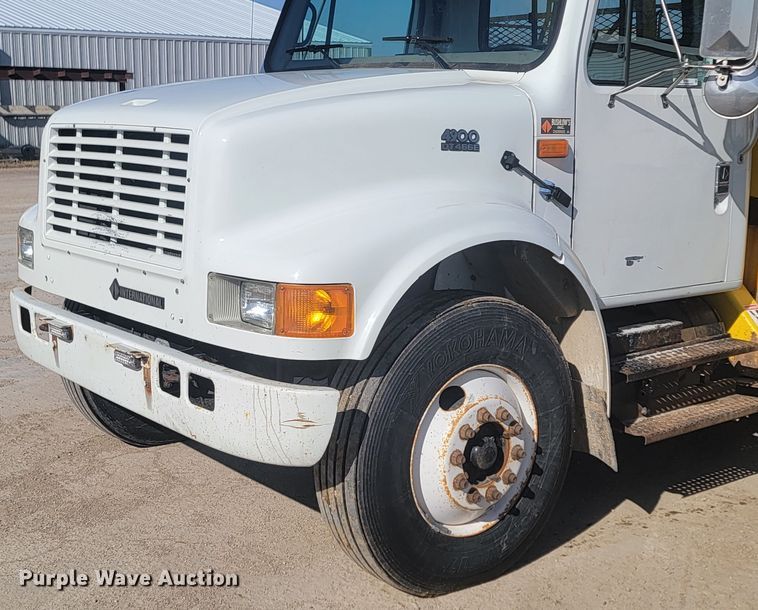 image for item LV9357 1997 International 4900  bucket truck
