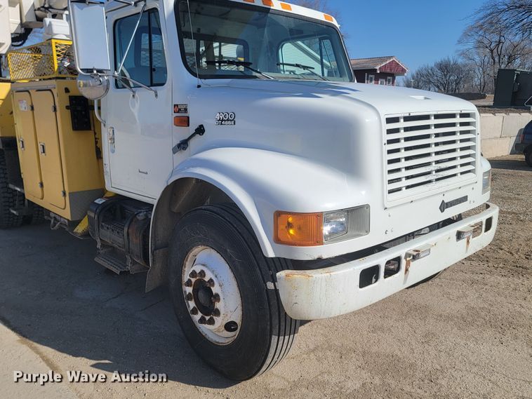 image for item LV9357 1997 International 4900  bucket truck