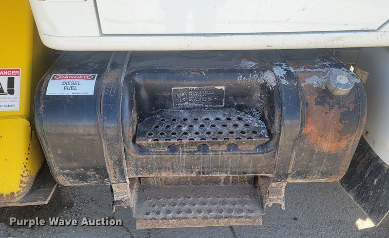 image for item LV9357 1997 International 4900  bucket truck