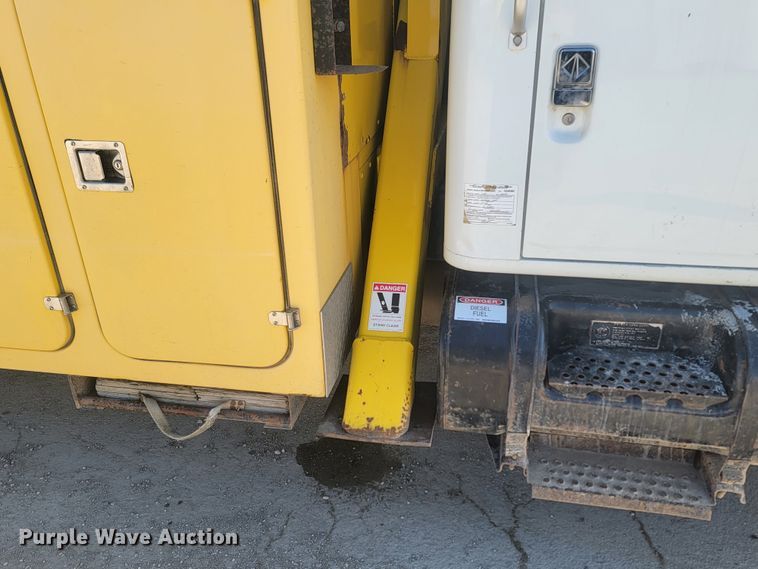 image for item LV9357 1997 International 4900  bucket truck