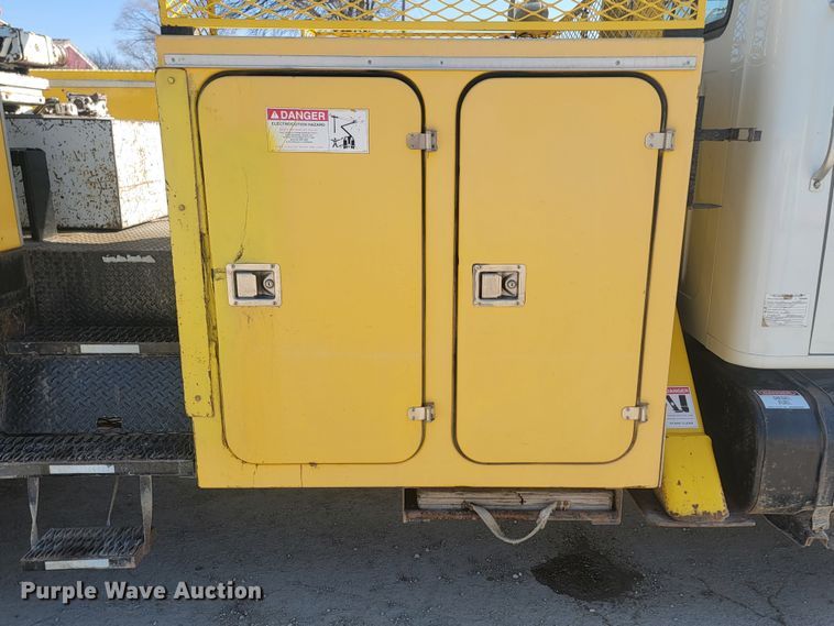 image for item LV9357 1997 International 4900  bucket truck