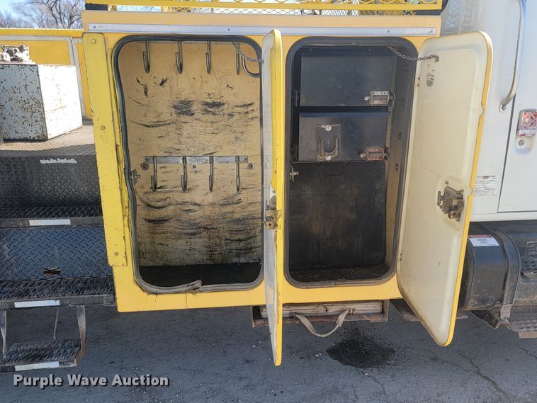 image for item LV9357 1997 International 4900  bucket truck