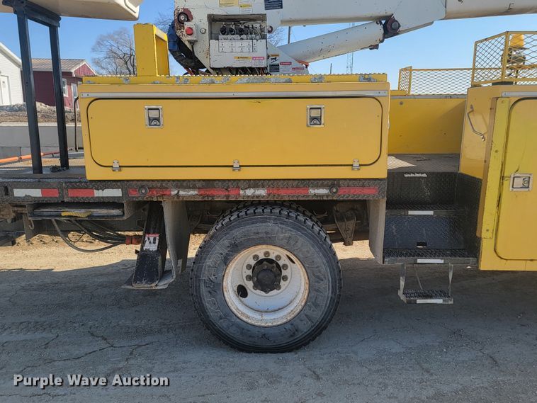 image for item LV9357 1997 International 4900  bucket truck