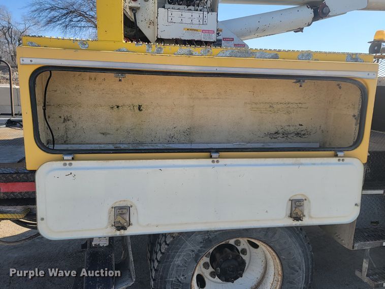 image for item LV9357 1997 International 4900  bucket truck