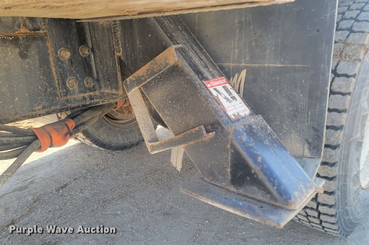 image for item LV9357 1997 International 4900  bucket truck